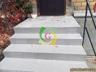 Укладання плитки на сходи